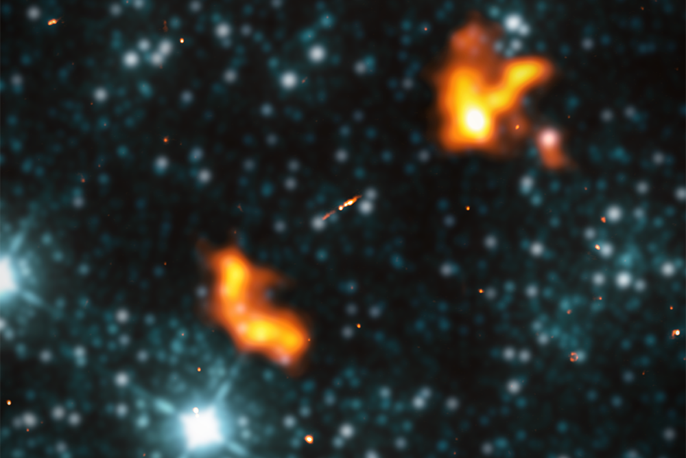 Центавр А в искусственных цветах диапазонов: радио — красный, инфракрасный — зеленый и рентген — синий