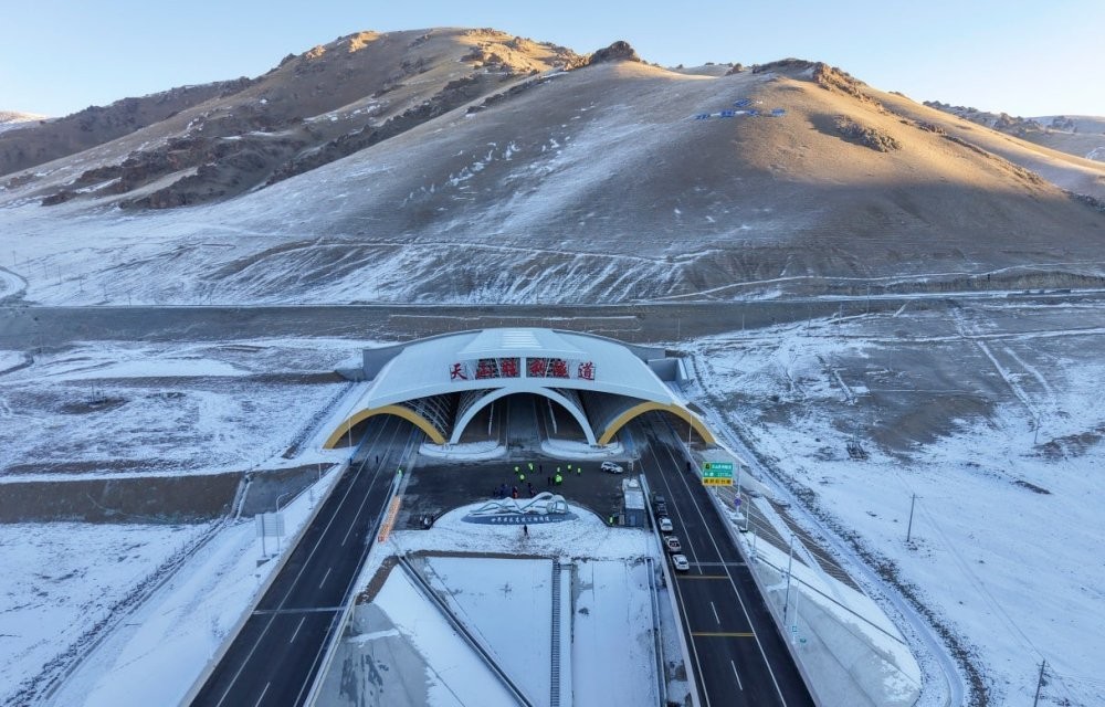 В Китае открыли самый длинный в стране автомобильный туннель В Китае открыли самый длинный в стране автомобильный туннель
