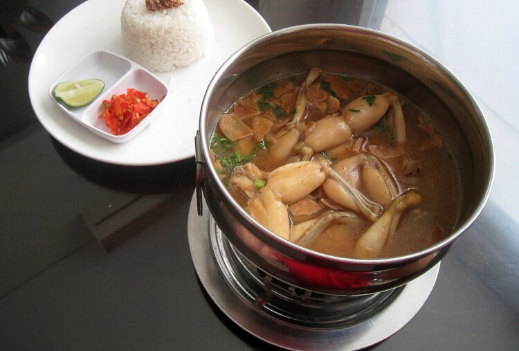 Почему во Франции едят лягушек? Лягушачьи лапки в ресторане. Источник изображения: wikimedia.org. Фото.