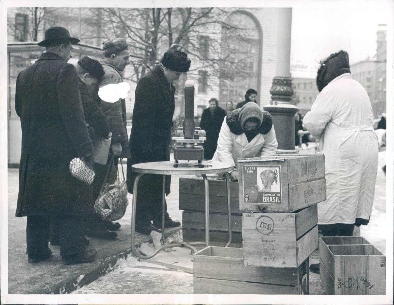 15. Продажа бразильских апельсинов на улице Москвы, 1962 год 15. Продажа бразильских апельсинов на улице Москвы, 1962 год