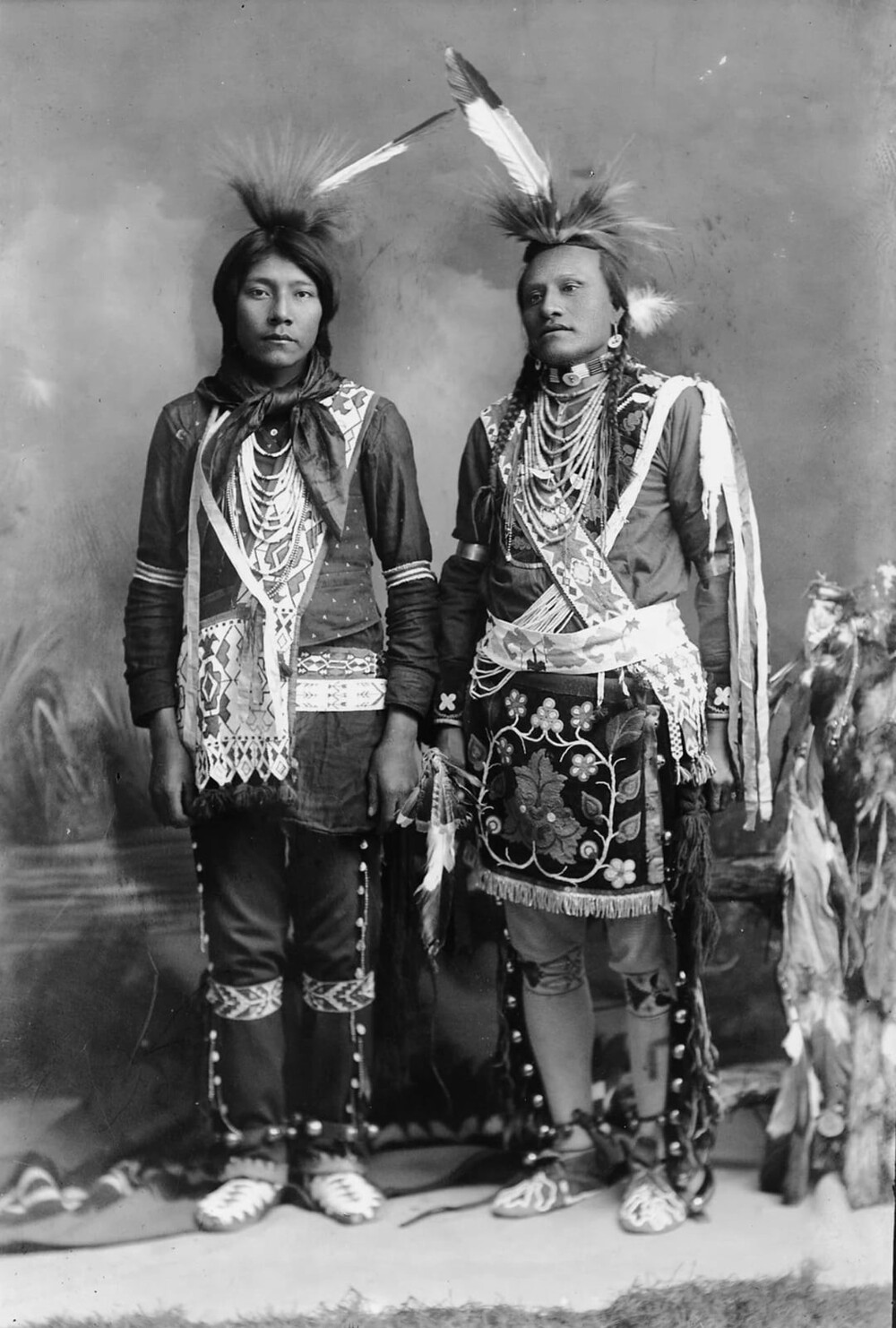 9. Коренные американцы (отец и сын) из юго-восточного Айдахо, около 1897 года 9. Коренные американцы (отец и сын) из юго-восточного Айдахо, около 1897 года