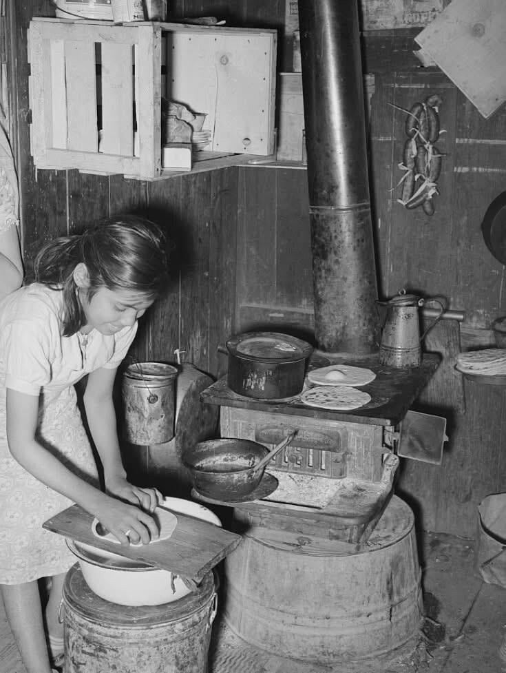 12. Счастливая мексиканская девочка делает тортильи и жарит их на дровяной плите в Робстауне, Техас, 1939 год 12. Счастливая мексиканская девочка делает тортильи и жарит их на дровяной плите в Робстауне, Техас, 1939 год