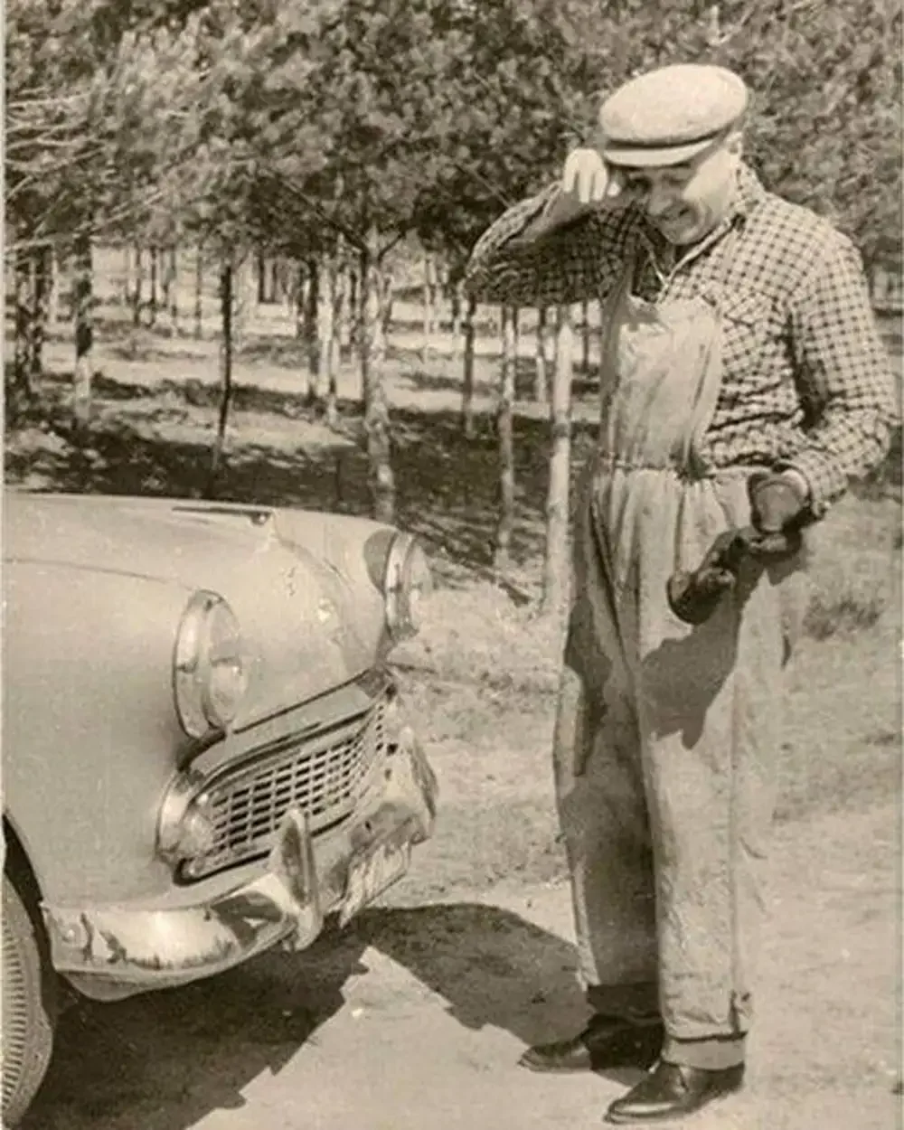 4. Владимир Этуш пытается починить свой Москвич-407. 1950-е годы 4. Владимир Этуш пытается починить свой Москвич-407. 1950-е годы