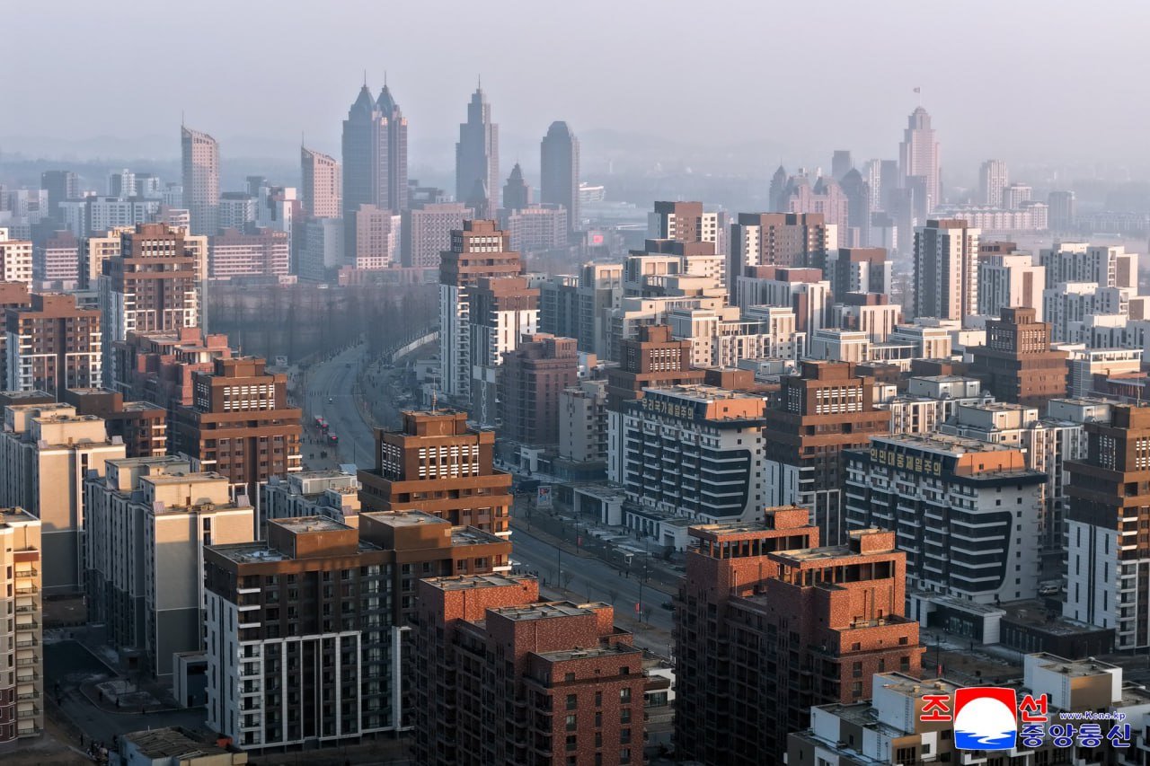 Пхеньян потихоньку превращается в обыкновенный азиатский мегаполис.