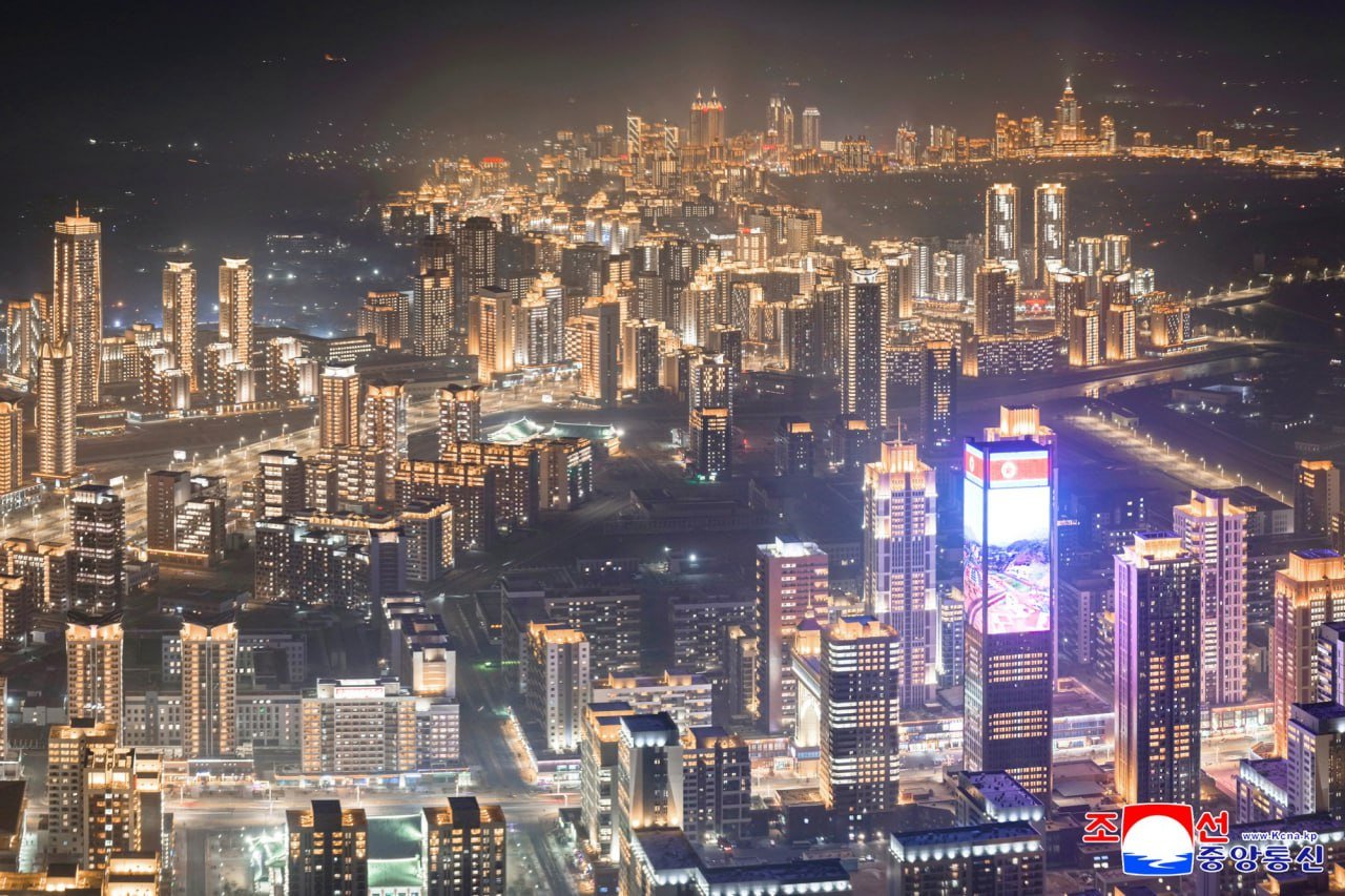 Пхеньян потихоньку превращается в обыкновенный азиатский мегаполис.