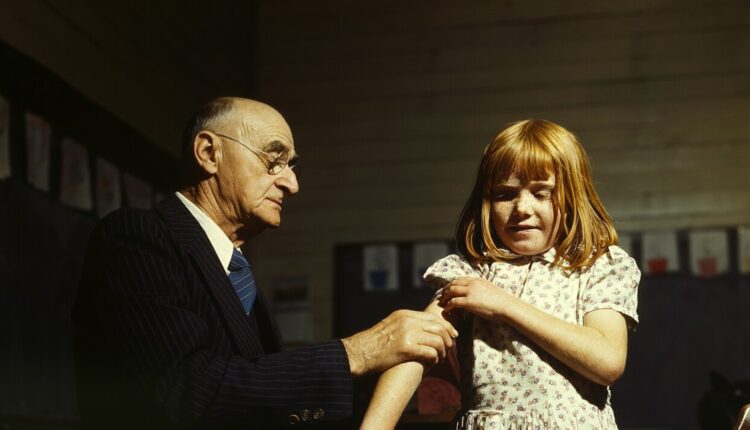 Брюшной тиф почти не лечится лекарствами. Стоит ли паниковать? Прививка против тифа в сельской школе. Источник изображения: wikimedia.org. Фото.