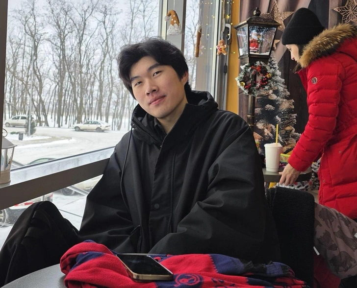 У нас все вкалывают как заведенные игрушки, а вы не торопясь работаете из кафе. Китаец сравнил жизнь в КНР и России | Источник: Лян Мохань, через 161.RU