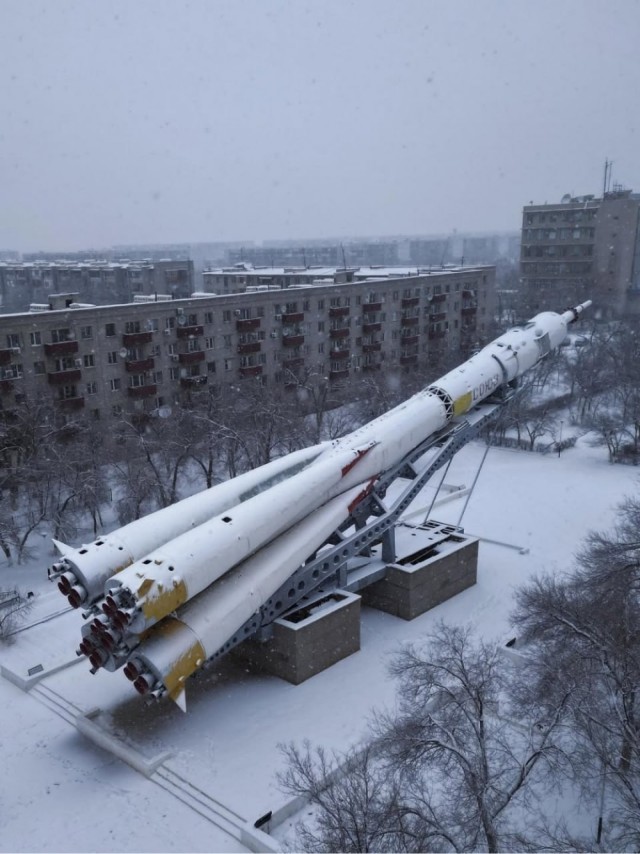 В западных соцсетях завирусился кадр с гигантской ракетой прямо во дворе — речь о памятнике «Союз-У» в Байконуре