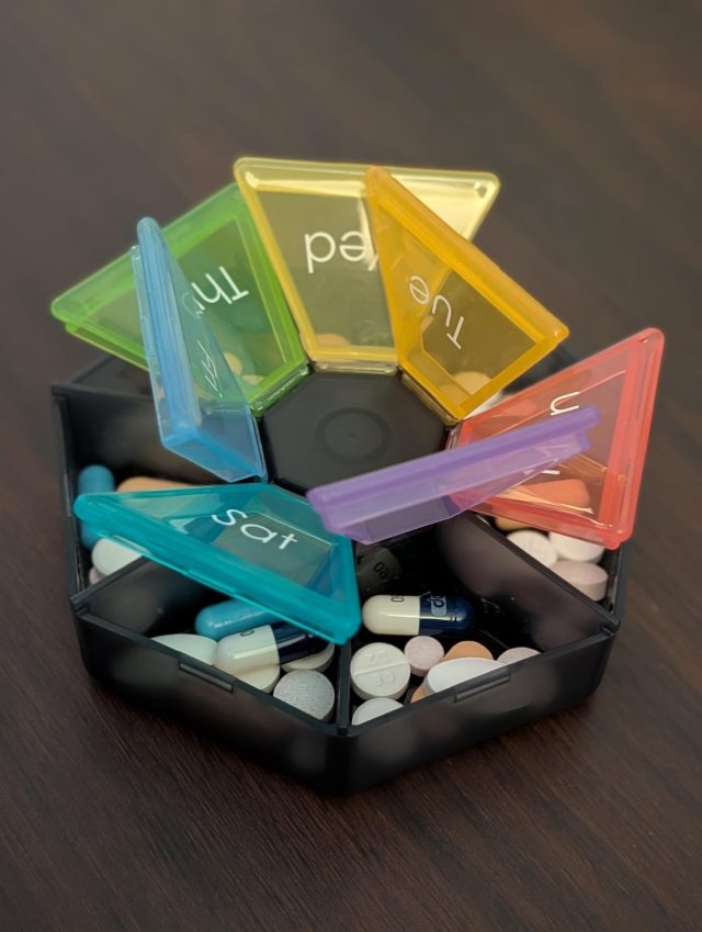 Круглый органайзер для таблеток, который открывается внутрь