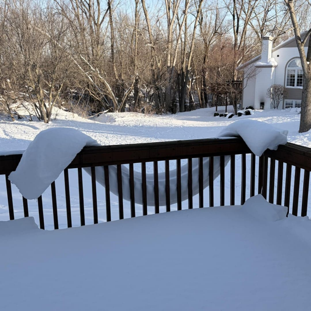 Снег сформировал это полотенце на террасе. Оно держит форму само по себе