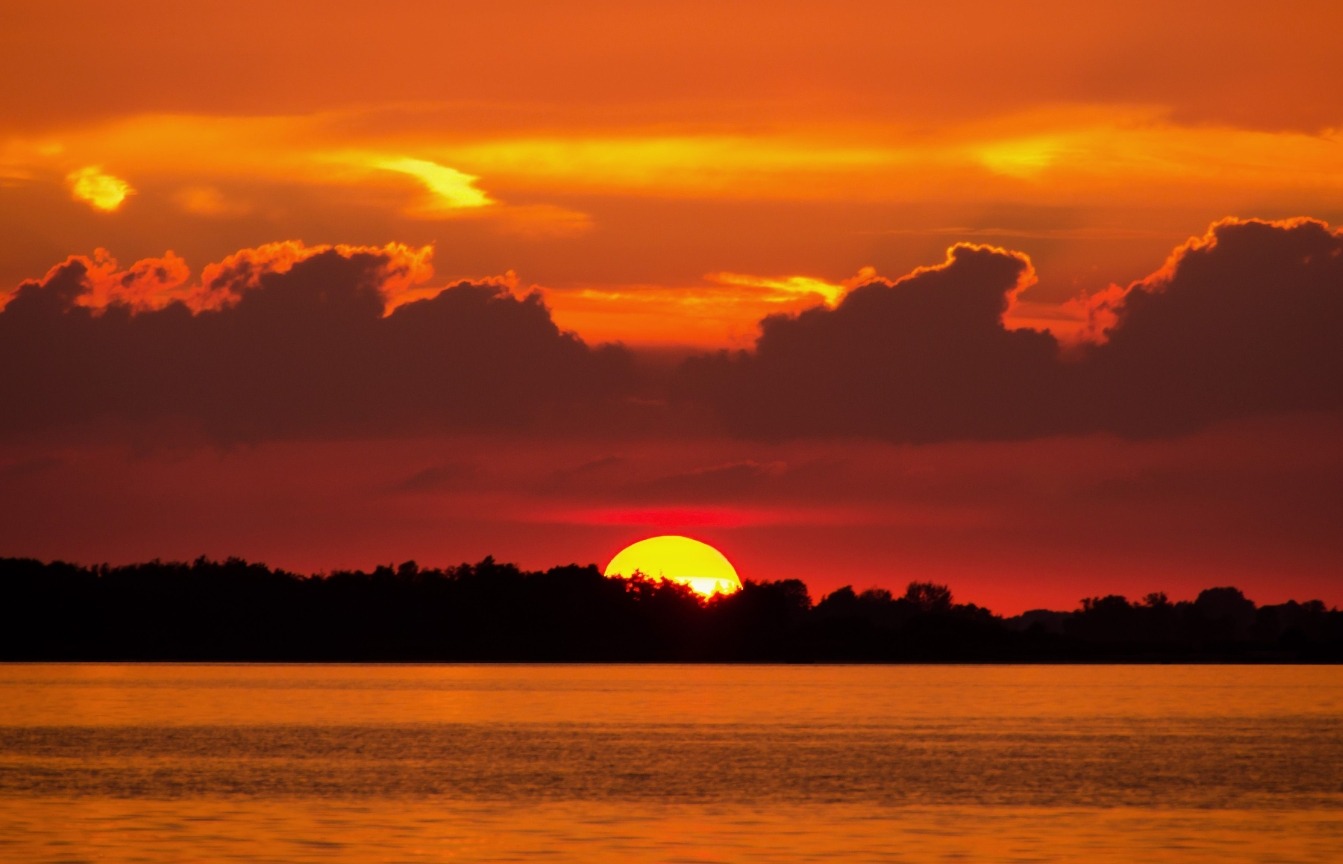 Почему закаты и рассветы красные. Закат — это результат исчезновения синей части из белого света. Фото.