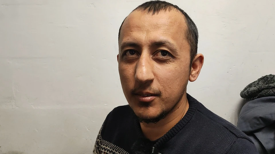 Сухроб по образованию - переводчик с корейского, сейчас же он вполне доволен своей работой здесь.