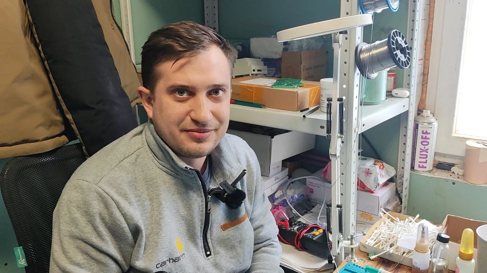 Сергей когда-то мотался за 200 км в Москву для работы в сфере полиграфии, а нынче в родных местах имеет дело со станком SMD-монтажа (печать плат).