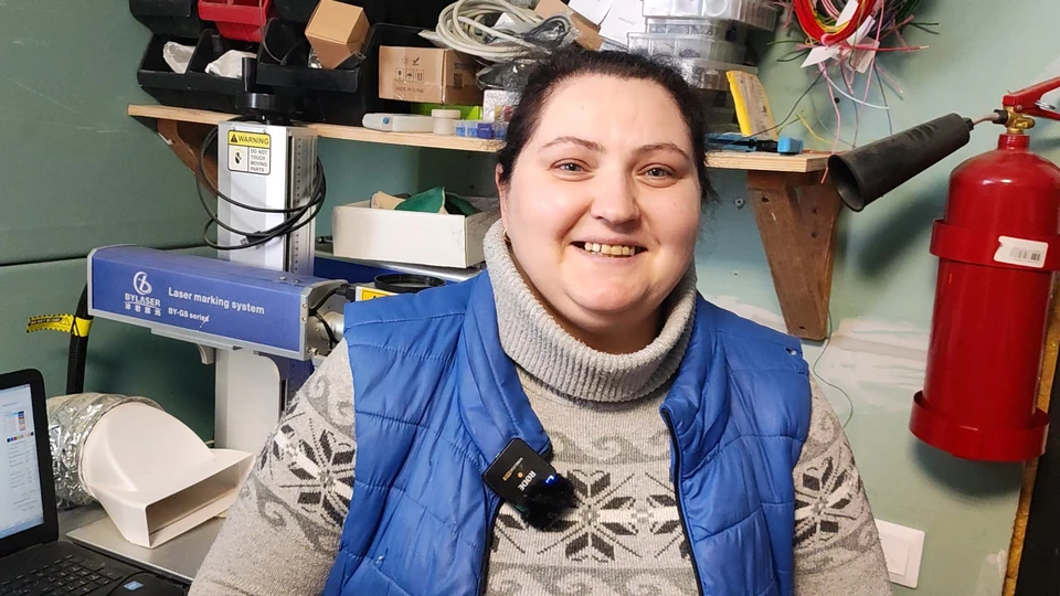 Юля в своё время переехала в Тверскую область из Донецка. Сейчас она занимается лазерной маркировкой готовой продукции предприятия и проверкой её качества.