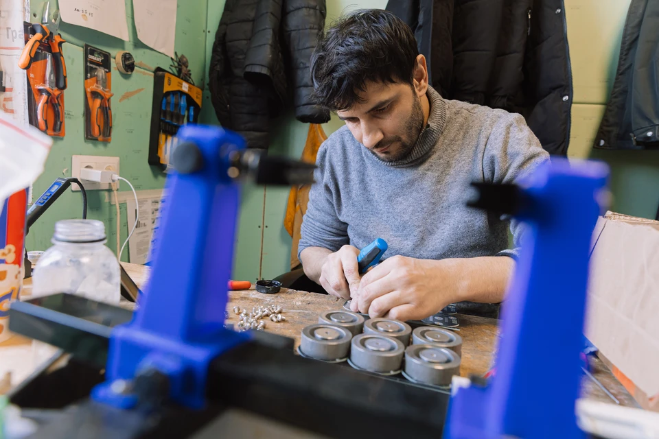 Таджик Нур раньше ремонтировал квартиры. А теперь монтажник электронных плат. Рабочая интеллигенция!