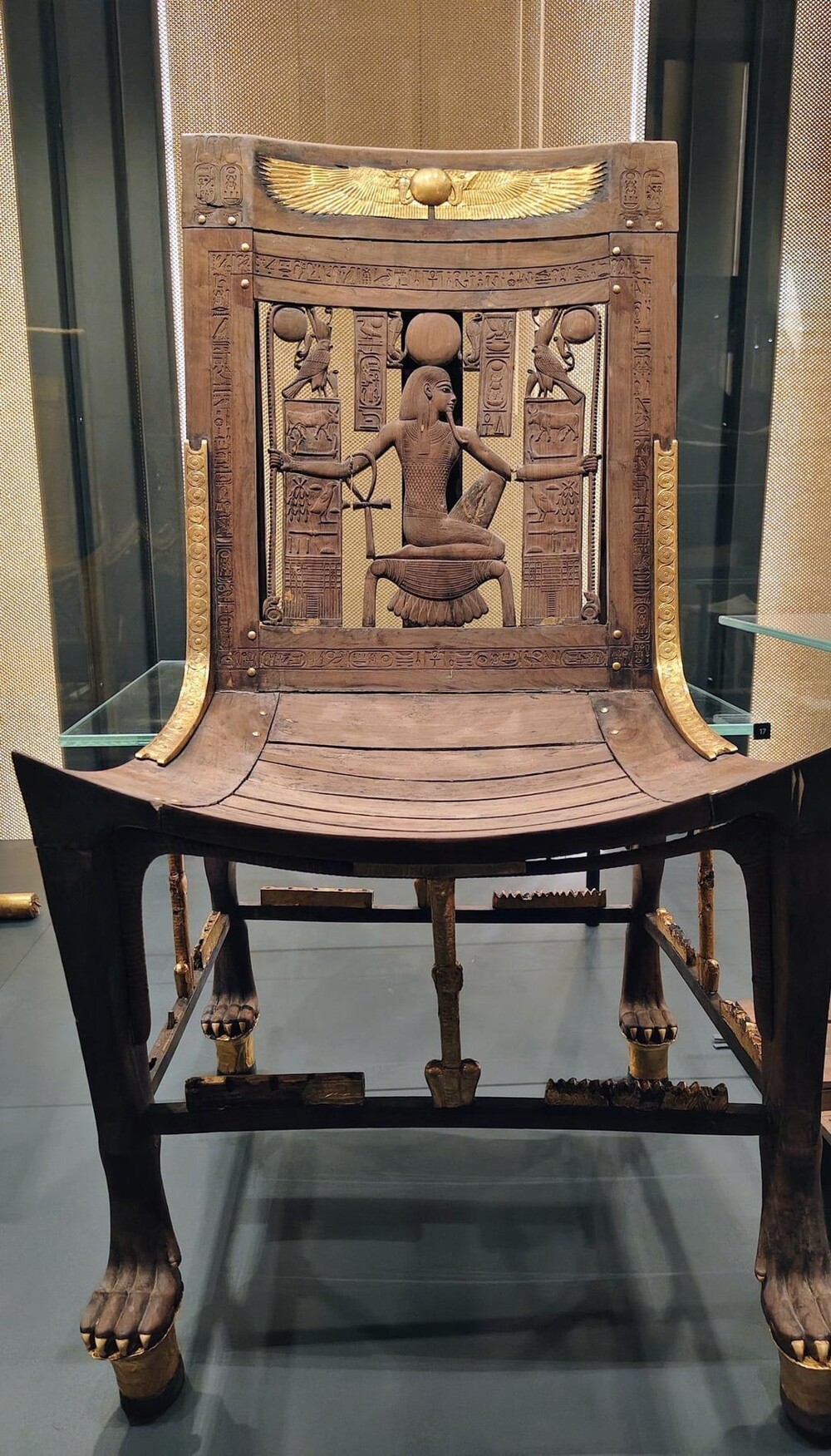 17. Позолоченное деревянное кресло Тутанхамона с резным изображением Хе, древнего бога бесконечности и нескончаемого времени