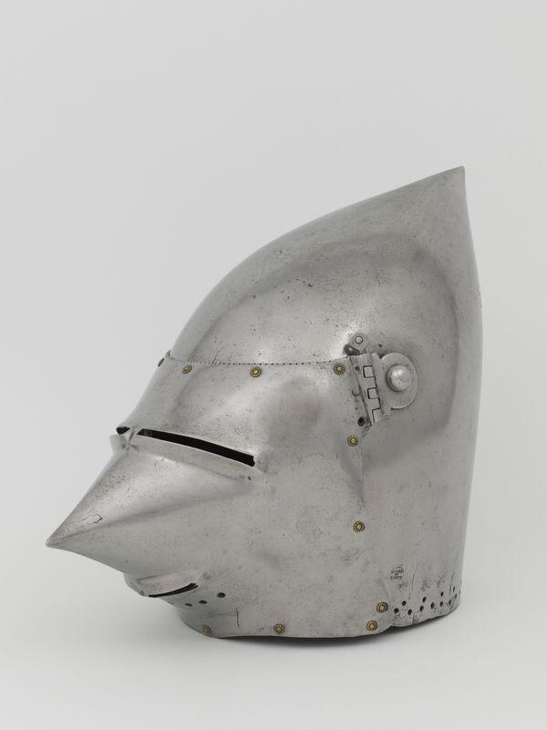 6. Бацинет - вид шлема, изготовлен из кованого железа