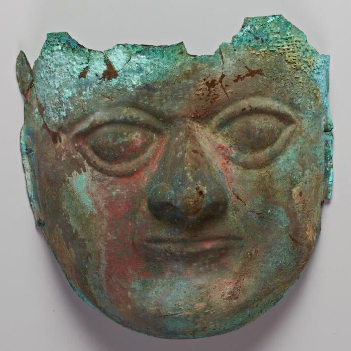 7. Медная маска знатного воина. Перу, цивилизация моче, 200-500 гг. н.э.