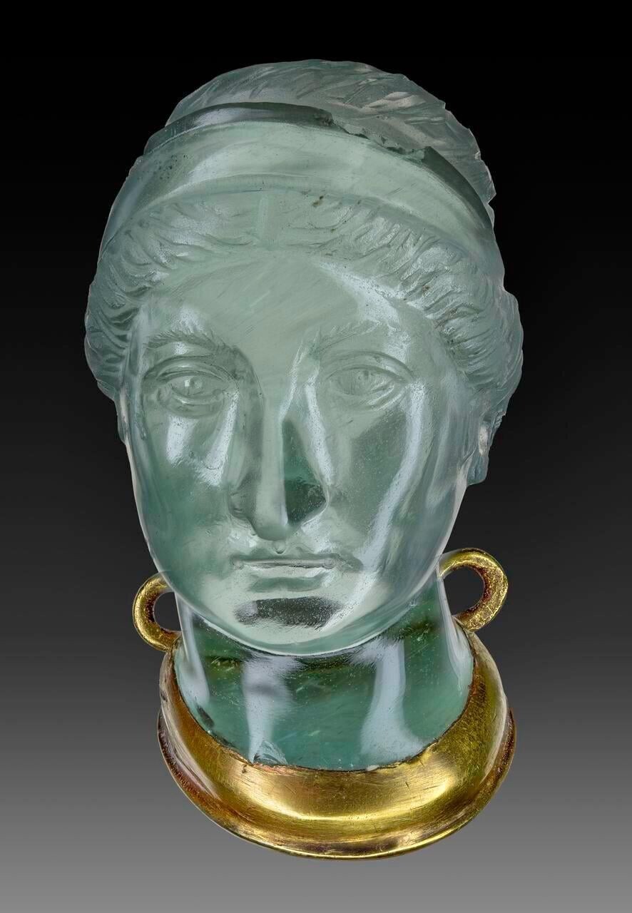 1. Аквамариновая голова римской императрицы Сабины, II век н.э., в настоящее время хранится в Национальном археологическом музее Флоренции, Италия