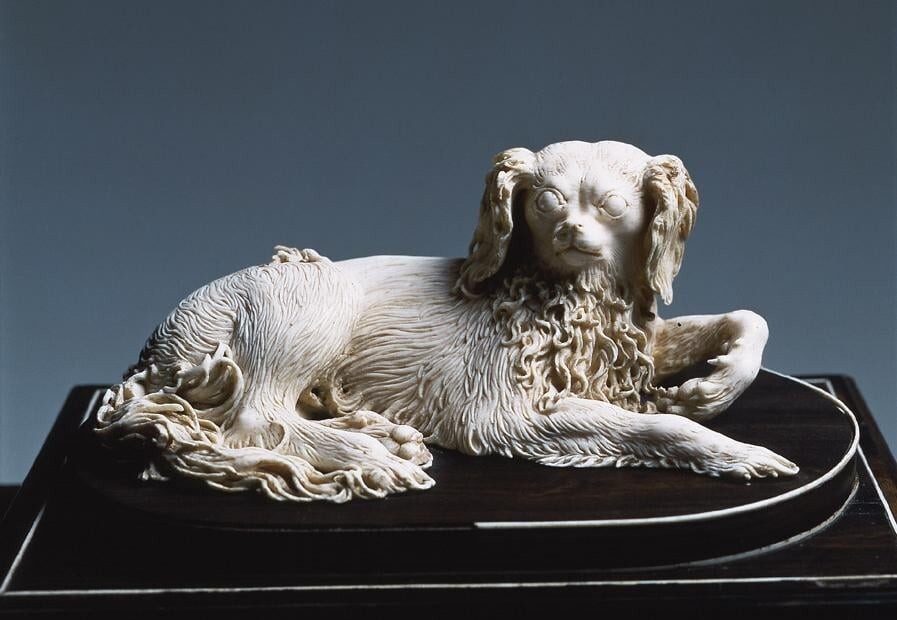 11. Скульптура собаки из слоновой кости на шкатулке из чёрного дерева, XVII век н.э., в настоящее время находится в Музее серебра Палаццо Питти во Флоренции, Италия