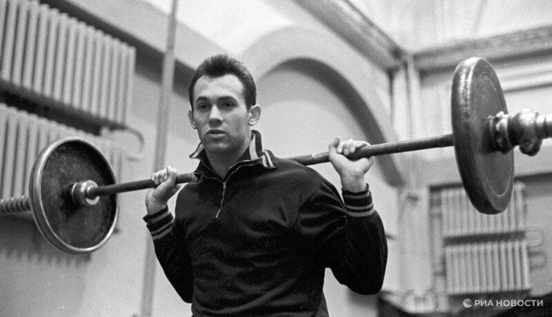 Рекордсмен мира по прыжкам в высоту Валерий Брумель на тренировке Рекордсмен мира по прыжкам в высоту Валерий Брумель на тренировке