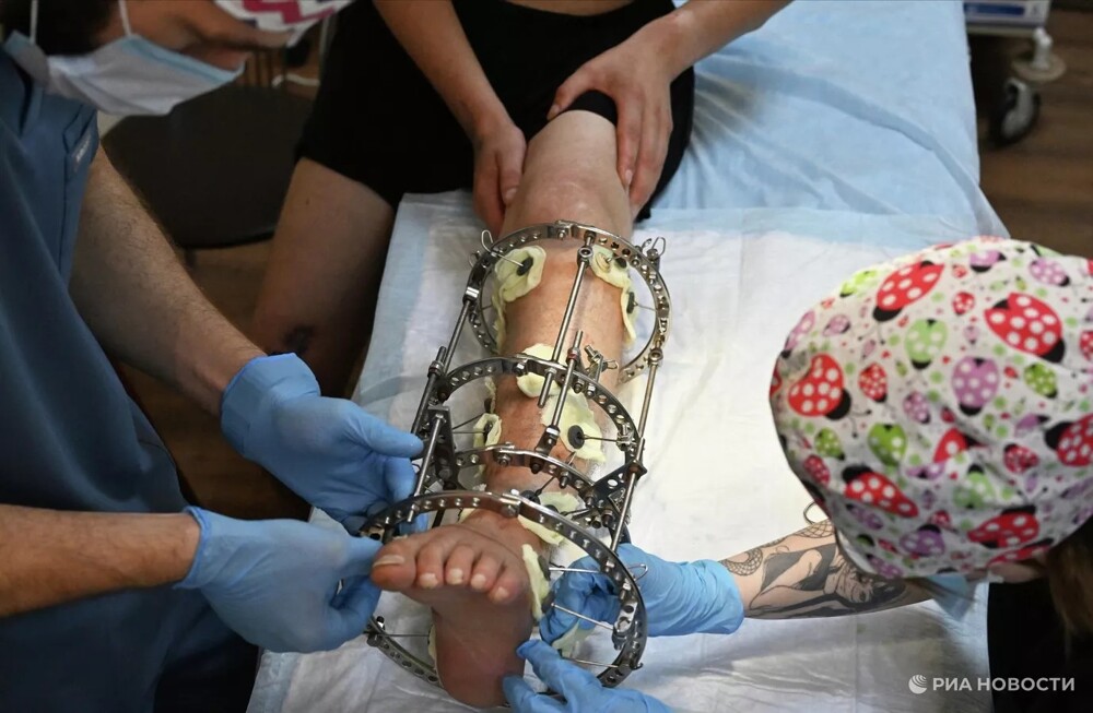 Врачи 4-го отдельного медико-санитарного батальона оказывают помощь раненому бойцу в госпитале спецназа "Ахмат" в зоне проведения СВО Врачи 4-го отдельного медико-санитарного батальона оказывают помощь раненому бойцу в госпитале спецназа "Ахмат" в зоне проведения СВО