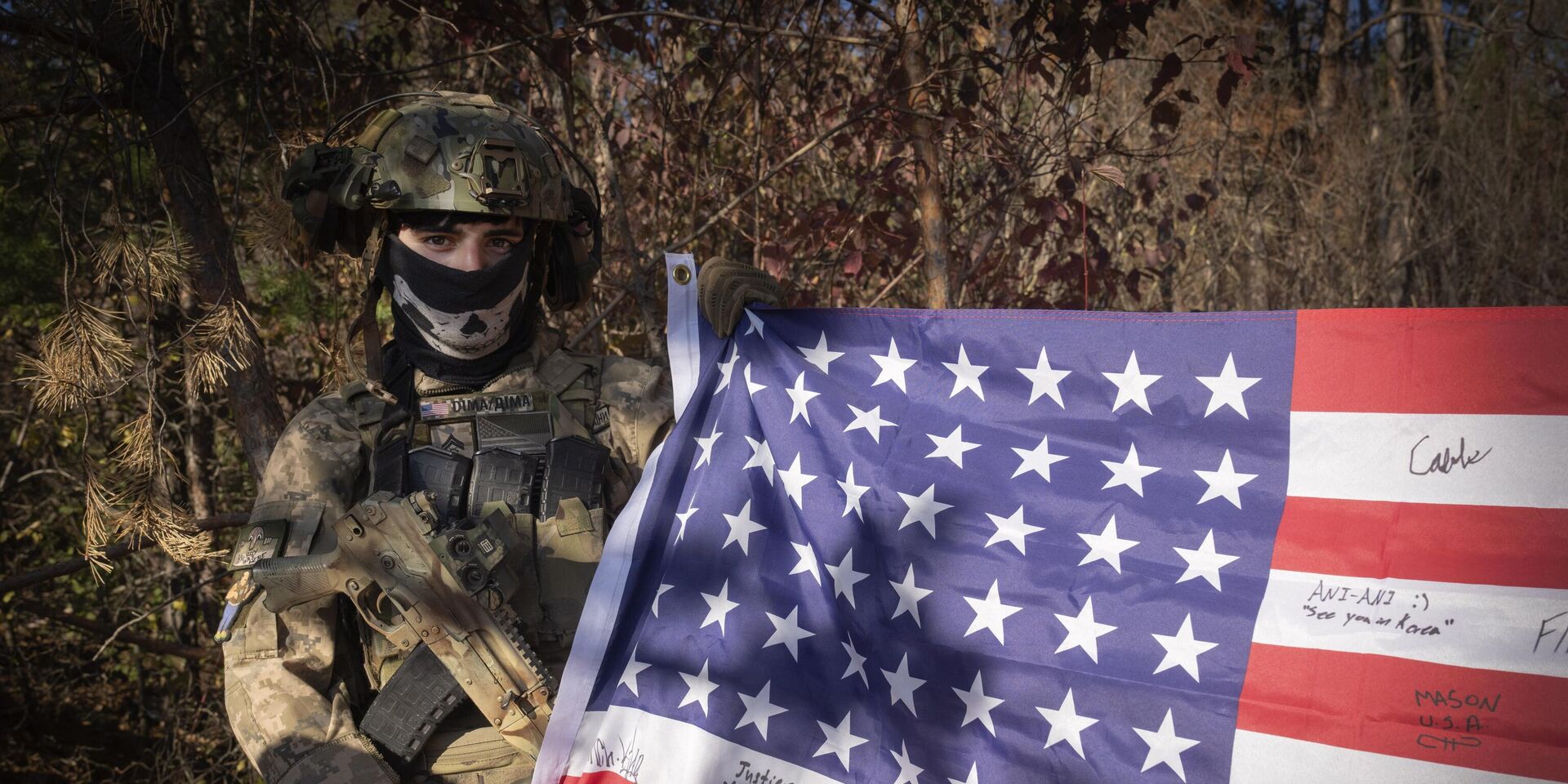 25-летний наемник с позывным Дима из Техаса держит флаг США на своей позиции недалеко от линии фронта в Харьковской области, Украина - ИноСМИ, 1920, 23.03.2026