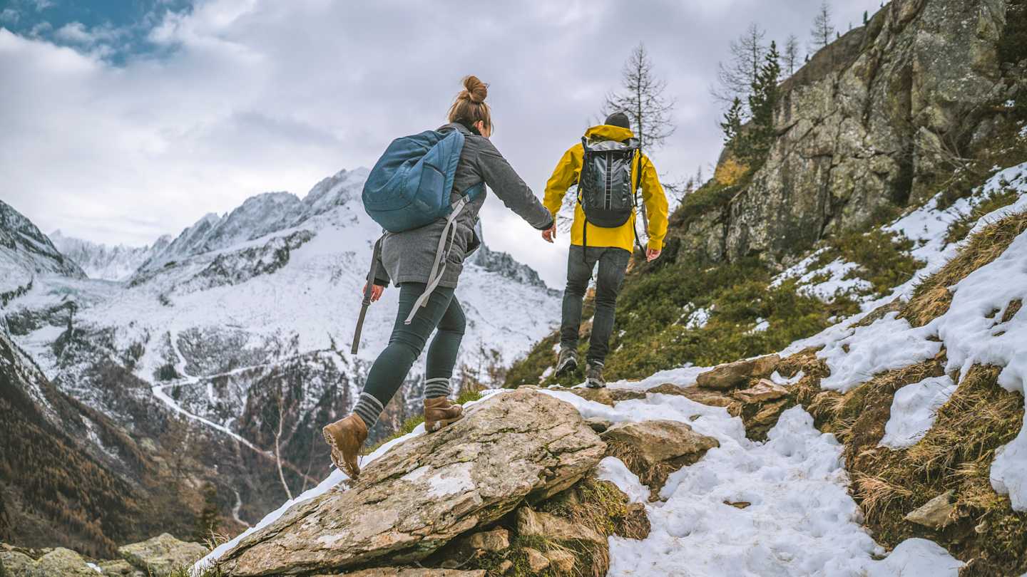 Современная интерпретация термина означает случай, когда один из партнёров бросает другого в непростой окружающей обстановке, чтобы избежать сложного разговора, например, о расставании или продемонстрировать своё превосходство. Фото.