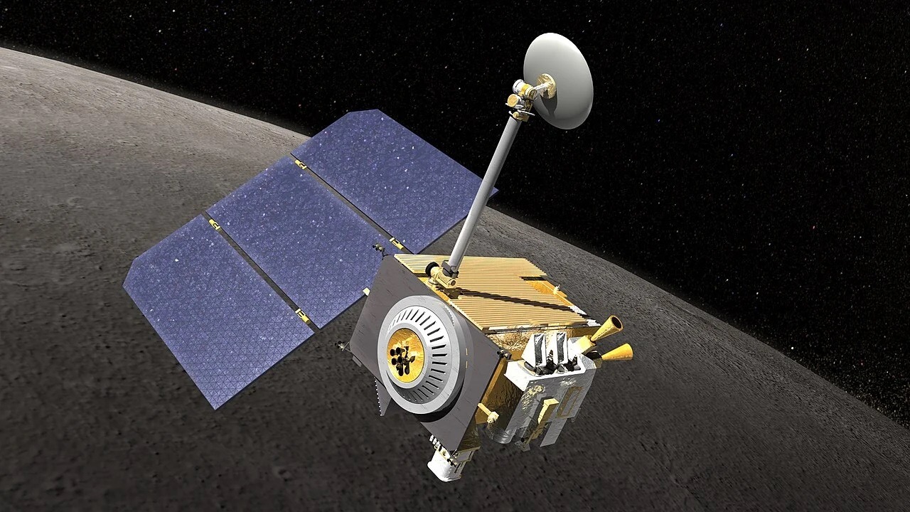Аппарат Lunar Reconnaissance Orbiter на орбите Луны — художественная иллюстрация NASA. Источник изображения: universetoday.com. Фото.