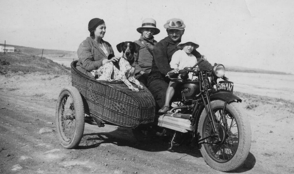 15. Семья на мотоцикле с коляской на пляже в Марокко, 1936 год