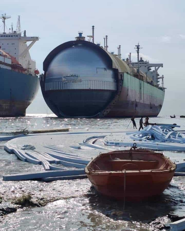 Так выглядит газовоз — огромное судно для перевозки сжиженного газа