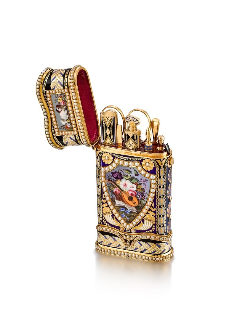 6. Мини-чемоданчик королевы с секретами