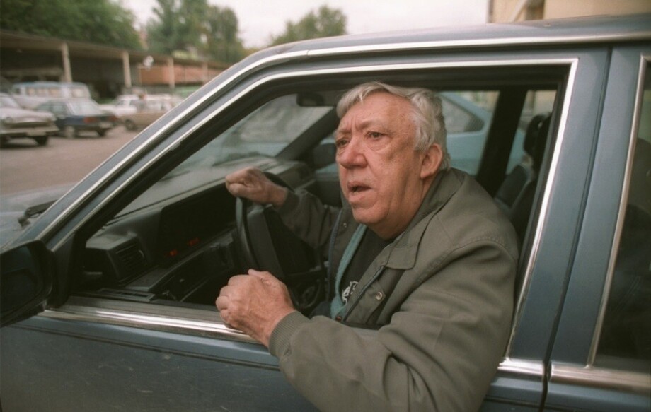 Юрий Никулин  на своем «Volvo». Москва, 1990 год.